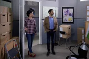 Frau Stockl (Marisa Burger) begutachtet mit dem neuen Controller Daniel Donato (Paul Brusa) das ehemalige B&uuml;ro von Frau Ortmann, das er lieber beziehen w&uuml;rde als das B&uuml;ro im Erdgeschoss.