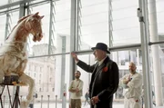 Der Maler und Bildhauer Markus L&uuml;pertz (Mi.) vor der Gipskopie der Quadriga
