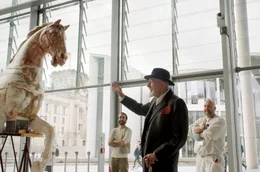 Der Maler und Bildhauer Markus L&uuml;pertz (Mi.) vor der Gipskopie der Quadriga