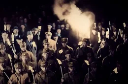 1933 wird Deutschland binnen weniger Wochen zur Diktatur: Der neue Reichskanzler Adolf Hitler erh&auml;lt die volle Macht, w&auml;hrend seine Milizen auf den Stra&szlig;en im Namen der Partei Terror verbreiten.