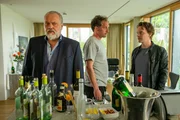 Richard Voss (Jan-Gregor Kremp, l.) und Tom Kupfer (Ludwig Blochberger, r.) staunen nicht schlecht über das Ausmaß in dem André Berling (Saro Emirze, M.) am Abend zuvor scheinbar gefeiert hat. Richard Voss (Jan-Gregor Kremp, l.) und Tom Kupfer (Ludwig Blochberger, r.) staunen nicht schlecht über das Ausmaß in dem André Berling (Saro Emirze, M.) am Abend zuvor scheinbar gefeiert hat.
