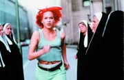Lola (Franka Potente) rennt durch die Stra&szlig;en Berlins, um ihrem Freund Manni zu helfen. Auf ihrem Weg hat sie in rasantem Tempo schicksalhafte Begegnungen.