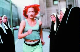 Lola (Franka Potente) rennt durch die Stra&szlig;en Berlins, um ihrem Freund Manni zu helfen. Auf ihrem Weg hat sie in rasantem Tempo schicksalhafte Begegnungen.