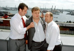 00 Uhr. Probleme bei der Central Investment: Humpe (Sven Pippig), ein Mitarbeiter, der k&uuml;rzlich entlassen wurde, will mit der Pistole eine deftige Abfindung erpressen. Steiger (August Schm&ouml;lzer) und Svenson (Kai Maertens) k&ouml;nnen ihn jedoch &uuml;berw&auml;ltigen und r&auml;umen ihn unverz&uuml;glich aus dem Weg.