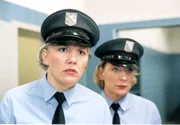 Schnoor (Uta Prelle, li.) und Herrmann (Peggy Lukac) beenden die Schlägerei der Frauen. Schnoor (Uta Prelle, li.) und Herrmann (Peggy Lukac) beenden die Schlägerei der Frauen.
