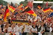 Das Jahr 2006 &ndash; die Fu&szlig;ball-Weltmeisterschaft kommt nach Berlin und die Stadt erlebt ihr &bdquo;Sommerm&auml;rchen&ldquo;. Der Hauptbahnhof wird eingeweiht und die Neuk&ouml;llner R&uuml;tli-Schule macht deutschlandweit Schlagzeilen als Symbol f&uuml;r gescheiterte Integration. Eine Berlin-Chronik der Superlative: F&uuml;nf Jahrzehnte von 1961, dem Jahr des Mauerbaus, bis 2009 als Berlin eine Weltstadt im 21. Jahrhundert ist. - Das Sommerm&auml;rchen zur Fussball-WM 2006 "Die Welt zu Gast bei Freunden in Berlin"