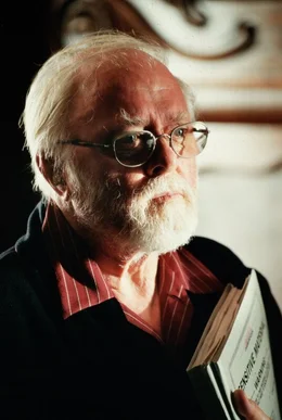 Richard Attenborough (John Hammond).