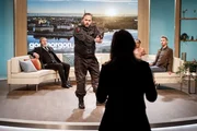 Mitten in einer Live-Sendung st&uuml;rmt der Wachmann Peter Rosenberg (Joakim N&auml;tterqvist, 2.v.l.) das TV-Studio und h&auml;lt alle Anwesenden als Geiseln, darunter auch Immobilienmagnat Tomas Tormalm (Dag Malmberg, l.) und die beiden Moderator:innen Irja (Anna Sise, 2.v.r.) und Mark (Anton Lundqvist, r.). Alex Beijer (Jennie Silfverhjelm, M.) befindet sich zu dem Zeitpunkt ebenfalls zuf&auml;llig im Studio.