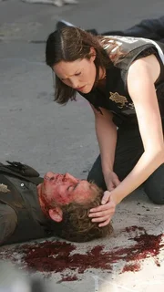Sara (Jorja Fox) bangt um das Leben ihres Kollegen Greg (Eric Szmanda), der beim Versuch zu helfen selbst Opfer einer Pr&uuml;gelattacke der gesuchten Bande wurde...