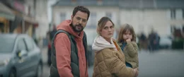 Paris wird f&uuml;r die Familie von Simon (Hakim Jemili, l.) langsam zur H&ouml;lle. Neben ihm steht seine Frau  Ad&eacute;la?de (Camille Lou, M.), die eines der Kinder, die kleine Romy (Romy Blondel, r.),  auf dem Arm hat.