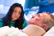 Giovanna (Maja Maneiro) macht sich Sorgen um ihren Verlobten Ingo Beuters (Tim Wilde), der absichtlich &uuml;berfahren wurde, als er Giovanna besch&uuml;tzen wollte.