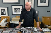 Tomasz Gudzowaty arbeitet an seinem Katalog aus analogen Fotografien. Die Motive des mehrfachen World-Press-Photo-Preisträgers, der zu den bekanntesten Fotografen Polens zählt, bestechen durch ihre einzigartige, malerisch anmutende Ausdrucksweise. Tomasz Gudzowaty arbeitet an seinem Katalog aus analogen Fotografien. Die Motive des mehrfachen World-Press-Photo-Preisträgers, der zu den bekanntesten Fotografen Polens zählt, bestechen durch ihre einzigartige, malerisch anmutende Ausdrucksweise.