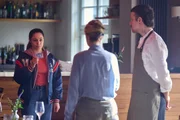 Am Tatort trifft Kommissarin Amira Mahdi (Aylin Ravanyar, l.) auf die Tochter der Toten, Janine Weber (Anna Herrmann, M.), und den Kellner Goran Dukic (Fred Costea, r.). Können sie Amira zur Lösung des Falls Hinweise liefern? Am Tatort trifft Kommissarin Amira Mahdi (Aylin Ravanyar, l.) auf die Tochter der Toten, Janine Weber (Anna Herrmann, M.), und den Kellner Goran Dukic (Fred Costea, r.). Können sie Amira zur Lösung des Falls Hinweise liefern?