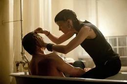 Lisbeth (Rooney Mara) versorgt Mikaels (Daniel Craigs) Wunden, nachdem ein Unbekannter auf ihn geschossen hat.