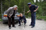 Nachdem der Tr&uuml;ffelhund des Verstorbenen herrenlos durch den Walt gelaufen ist, nehmen sich Kommissar Stadler (Dieter Fischer, l.), Polizeihauptmeister Mohr (Max M&uuml;ller, M.) und dessen Kollege seiner an.