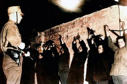 Verhaftung von kommunistischen Aktivisten durch die SA: Binnen weniger Stunden nach dem Reichstagsbrand werden Tausende Oppositionelle in den ersten nationalsozialistischen Konzentrationslagern interniert.