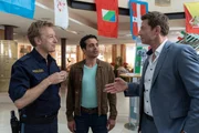 Polizeihauptmeister Mohr (Max Müller, l.) gibt den Kommissaren Kaya (Baran Hêvî, M.) und Hansen (Igor Jeftić, r.) am Tatort erste Informationen zum aktuellen Mordfall. Polizeihauptmeister Mohr (Max Müller, l.) gibt den Kommissaren Kaya (Baran Hêvî, M.) und Hansen (Igor Jeftić, r.) am Tatort erste Informationen zum aktuellen Mordfall.