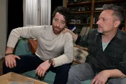Michael "Michi" (Lars Pape, r.) bef&uuml;rchtet, dass Carlos (Patrick Fernandez) sich nicht im Griff hat.