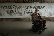 Hintz (Dieter Hallervorden) hat gerade die Rechtschreibung in einem Graffiti korrigiert.