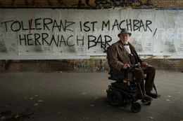 Hintz (Dieter Hallervorden) hat gerade die Rechtschreibung in einem Graffiti korrigiert.