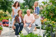 Hinter den Hecken Rosen- und Sommerflor-Garten in Deitingen SO Staffel 6 Folge 10 v.l. Claudia von Arx, Ruth und Theo Galli und Moderatorin Nicole-Berchtold