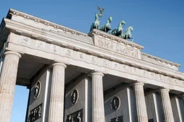 Das Gespann der Quadriga kr&ouml;nt mit dem Brandenburger Tor einen Hotspot deutscher Geschichte: als Kulisse f&uuml;r kaiserliche Paraden und Nazi-Aufm&auml;rsche, als Zankapfel zwischen Ost- und West-Berlin, als Symbol im Kalten Krieg und im Wiedervereinigungstaumel.