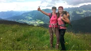 Moderatorin Tamina Kallert (r) mit Wanderf&uuml;hrerin Daniela Schwendiger auf dem Weg zum ber&uuml;hmten Gottesackerplateau.