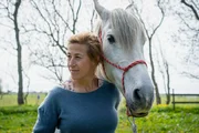 Heisst die Tochter ihres Partners auf dem Hof herzlich willkommen: Helene Grass als Levke Binder
