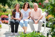 Hinter den Hecken Rosen- und Sommerflor-Garten in Deitingen SO Staffel 6 Folge 10 Claudia von Arx (Mi.) mit Ruth und Theo Galli 2023