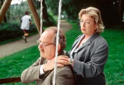 00 Uhr. Karl Weiss (Friedrich von Thun) berichtet seiner Frau Mathilde (Brigitte Janner), dass er entlassen wurde. Mathilde, von der Nachricht weniger beeindruckt, als davon, dass ihr Mann sich mit seiner neuen Situation nicht anfreunden kann, versucht, ihm die Vorteile seines Rentnerdaseins schmackhaft zu machen.
