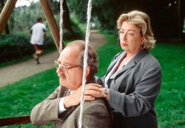00 Uhr. Karl Weiss (Friedrich von Thun) berichtet seiner Frau Mathilde (Brigitte Janner), dass er entlassen wurde. Mathilde, von der Nachricht weniger beeindruckt, als davon, dass ihr Mann sich mit seiner neuen Situation nicht anfreunden kann, versucht, ihm die Vorteile seines Rentnerdaseins schmackhaft zu machen.