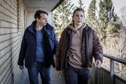 W&auml;hrend die Geiselnahme im TV-Studio weiterhin anh&auml;lt, versuchen Oskar Bergman (Mĺns Nathanaelson) und Jenny Bod&eacute;n (Anna Asp) mit Hochdruck etwas &uuml;ber den Geiselnehmer Peter Rosenberg zu erfahren.