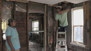 Die Immobilien-Investoren Page Turner und DeRon Jenkins decken Schicht für Schicht versteckte Problemzonen in einem Haus auf. Sie versuchen alles, um aus dem Haus wieder etwas zu machen, doch der Verkauf gestaltet sich kompliziert. Die Immobilien-Investoren Page Turner und DeRon Jenkins decken Schicht für Schicht versteckte Problemzonen in einem Haus auf. Sie versuchen alles, um aus dem Haus wieder etwas zu machen, doch der Verkauf gestaltet sich kompliziert.