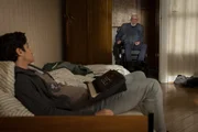 Hintz (Dieter Hallervorden) liest Murat (Julius Gabriel G&ouml;ze, r.) die Leviten.