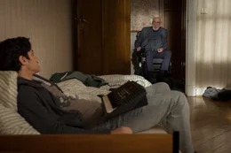 Hintz (Dieter Hallervorden) liest Murat (Julius Gabriel G&ouml;ze, r.) die Leviten.