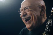 Für Giora Feidman ist seine Klarinette mehr als ein Instrument: Sie ist die Stimme seiner Seele. Mit ihr erzählt der 90-Jährige seit mehr als sieben Jahrzehnten von Verständigung, Hoffnung und der verbindenden Kraft der Musik. Für Giora Feidman ist seine Klarinette mehr als ein Instrument: Sie ist die Stimme seiner Seele. Mit ihr erzählt der 90-Jährige seit mehr als sieben Jahrzehnten von Verständigung, Hoffnung und der verbindenden Kraft der Musik.