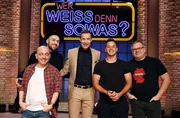 Moderator Kai Pflaume (M.) und seine Rateteam-Kapit&auml;ne Bernhard Ho&euml;cker (l.) und Elton (r.) begr&uuml;&szlig;en in dieser Sendung den S&auml;nger Max Mutzke (2.v.l.) und den S&auml;nger Alexander Knappe (2.v.r.).