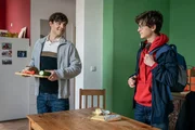 Sascha H&ouml;fer (Lucas Reiber, l.) verabschiedet seinen Bruder Mario H&ouml;fer (Juri Winkler, r.), der sich auf den Weg in die Schule macht.