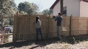 Nahe dem berühmten Mozley Park in Atlanta kaufen Ken und Anita ein Haus, an dem der Vormieter bereits einige Renovierungen vorgenommen hat. Nahe dem berühmten Mozley Park in Atlanta kaufen Ken und Anita ein Haus, an dem der Vormieter bereits einige Renovierungen vorgenommen hat.