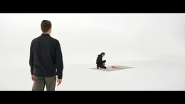 Linus (Friedrich M&uuml;cke) will Luca (Laura de Boer) im virtuellen Raum treffen.