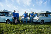 Die Idee zu dieser außergewöhnlichen Tour stammt von Katrin. Patenkind Fynn ist Katrins Beifahrer, in einem weiteren Trabant sitzt Katrins guter Freund Matthias mit Sohn Luka. Die Truppe komplett macht Enrico in seinem Trabant Kombi. (Fotos können für alle Folgen verwendet werden) Die Idee zu dieser außergewöhnlichen Tour stammt von Katrin. Patenkind Fynn ist Katrins Beifahrer, in einem weiteren Trabant sitzt Katrins guter Freund Matthias mit Sohn Luka. Die Truppe komplett macht Enrico in seinem Trabant Kombi. (Fotos können für alle Folgen verwendet werden)