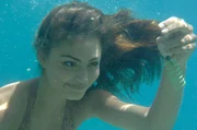 Cleo (Phoebe Tonkin) hat Lewis typischen Angelhaken im Wasser entdeckt und freut sich ihn an der Wasseroberfl&auml;che zu treffen.