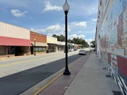 Ein „Mural“ in der Hauptstraße von Vienna, Georgia, erinnert an bessere Tage. Wie in den meisten Ortszentren mussten die kleinen Läden schließen. Die lokale Infrastruktur bricht zusammen, in Vienna, USA und bei uns? Ein „Mural“ in der Hauptstraße von Vienna, Georgia, erinnert an bessere Tage. Wie in den meisten Ortszentren mussten die kleinen Läden schließen. Die lokale Infrastruktur bricht zusammen, in Vienna, USA und bei uns?
