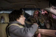 Der &auml;ngstliche College-Student Columbus (Jesse Eisenberg) bringt sich schnell in einem Auto vor den Zombies in Sicherheit. Schafft er es, sein Leben gegen die Zombies zu verteidigen?