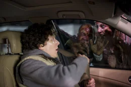 Der &auml;ngstliche College-Student Columbus (Jesse Eisenberg) bringt sich schnell in einem Auto vor den Zombies in Sicherheit. Schafft er es, sein Leben gegen die Zombies zu verteidigen?