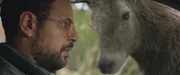 Halali: Schreck lass nach: Ein riesiger Hirsch blockiert die Stra&szlig;e, auf der Simon (Hakim Jemili) unterwegs ist.