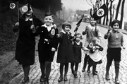 Propagandafoto f&uuml;r die Presse: Kinder mit Hakenkreuzfahnen