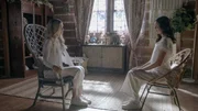 Lizzie Saltzman (Jenny Boyd, l.); Josie Saltzman (Kaylee Bryant, r.)