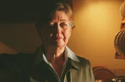 Lorna Hastings (Sandra Voe) wei&szlig;, wie tief die Wurzeln des Dorfkrieges in die Vergangenheit reichen.