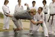 Lewis (Mitte, Angus McLaren) will beweisen, dass auch er männlich sein kann und versucht sich in Karate allerdings mit mäßigem Erfolg. Lewis (Mitte, Angus McLaren) will beweisen, dass auch er männlich sein kann und versucht sich in Karate allerdings mit mäßigem Erfolg.
